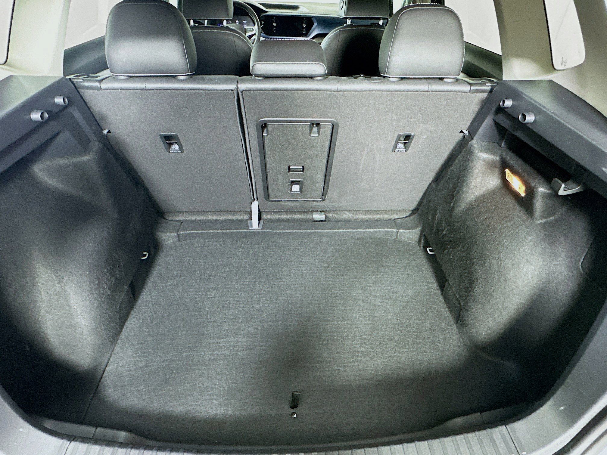 Used 2023 Volkswagen Taos SE w/ Black Wheel Package image 27