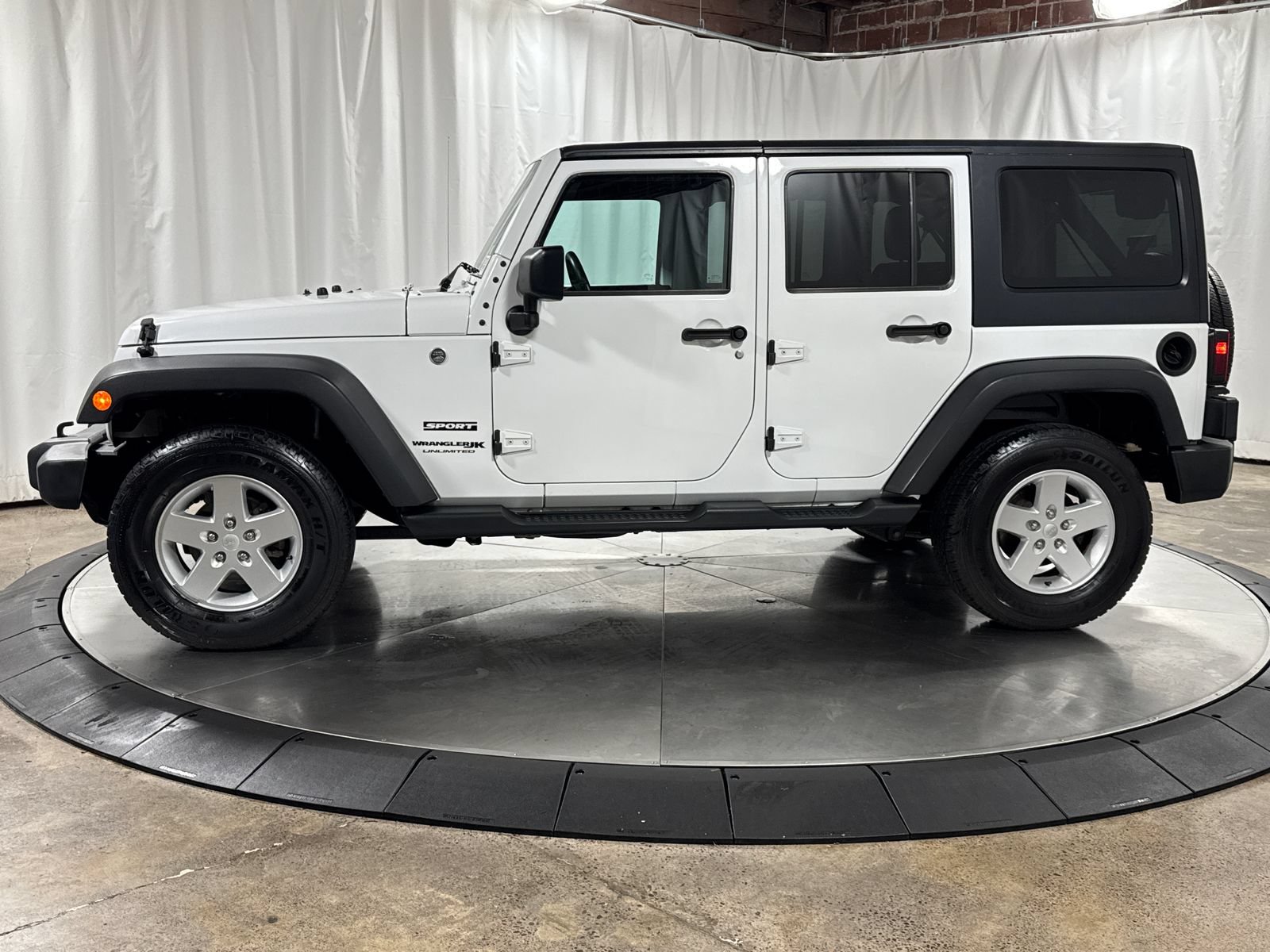 Used 2018 Jeep Wrangler Unlimited Sport S AWD/4WD image 10