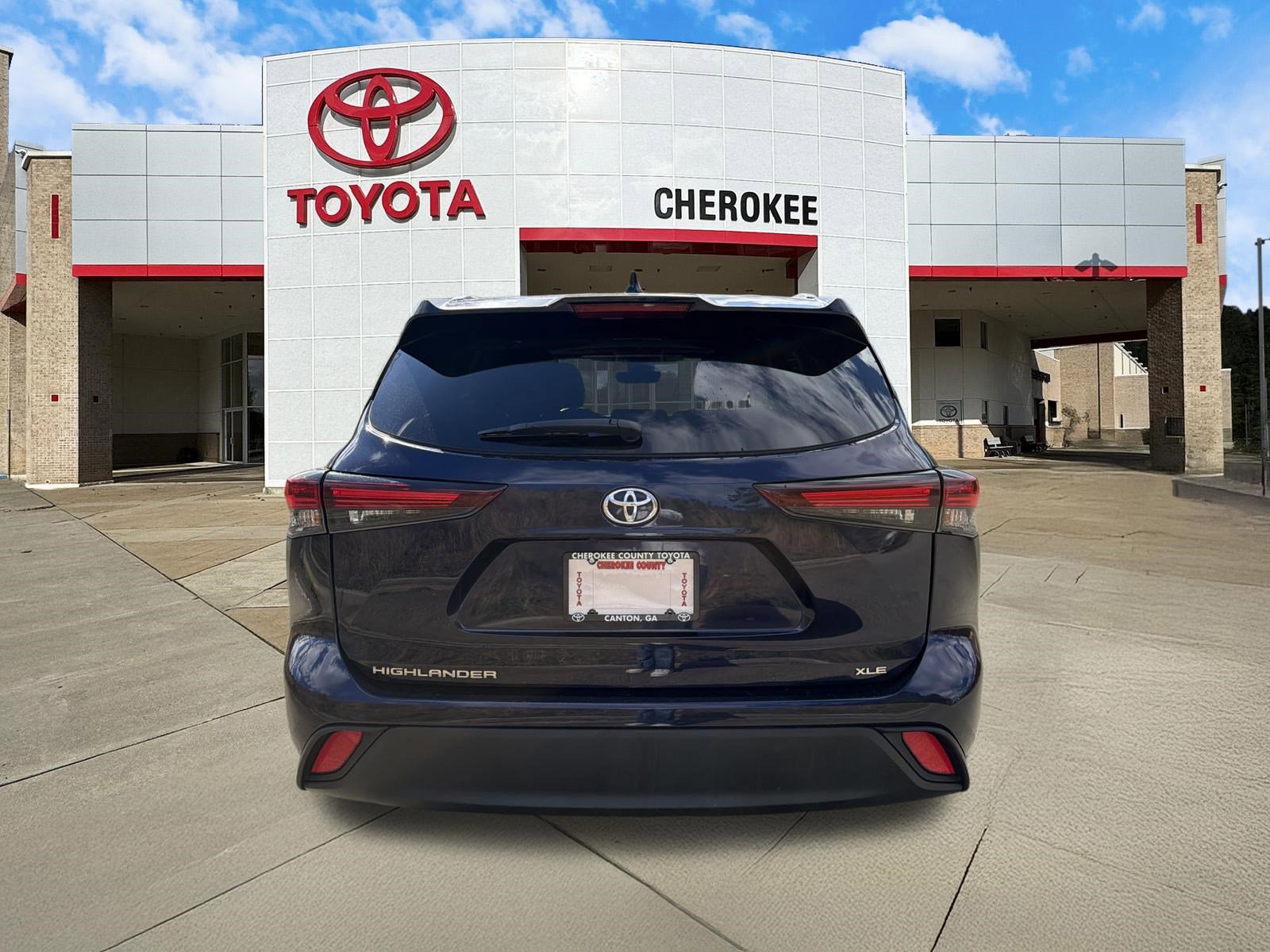 Used 2024 Toyota Highlander XLE FWD image 6