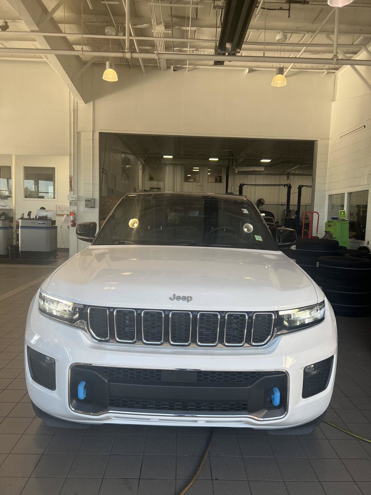 Used 2024 Jeep Grand Cherokee Overland w/ Luxury Tech Group IV AWD/4WD image 45