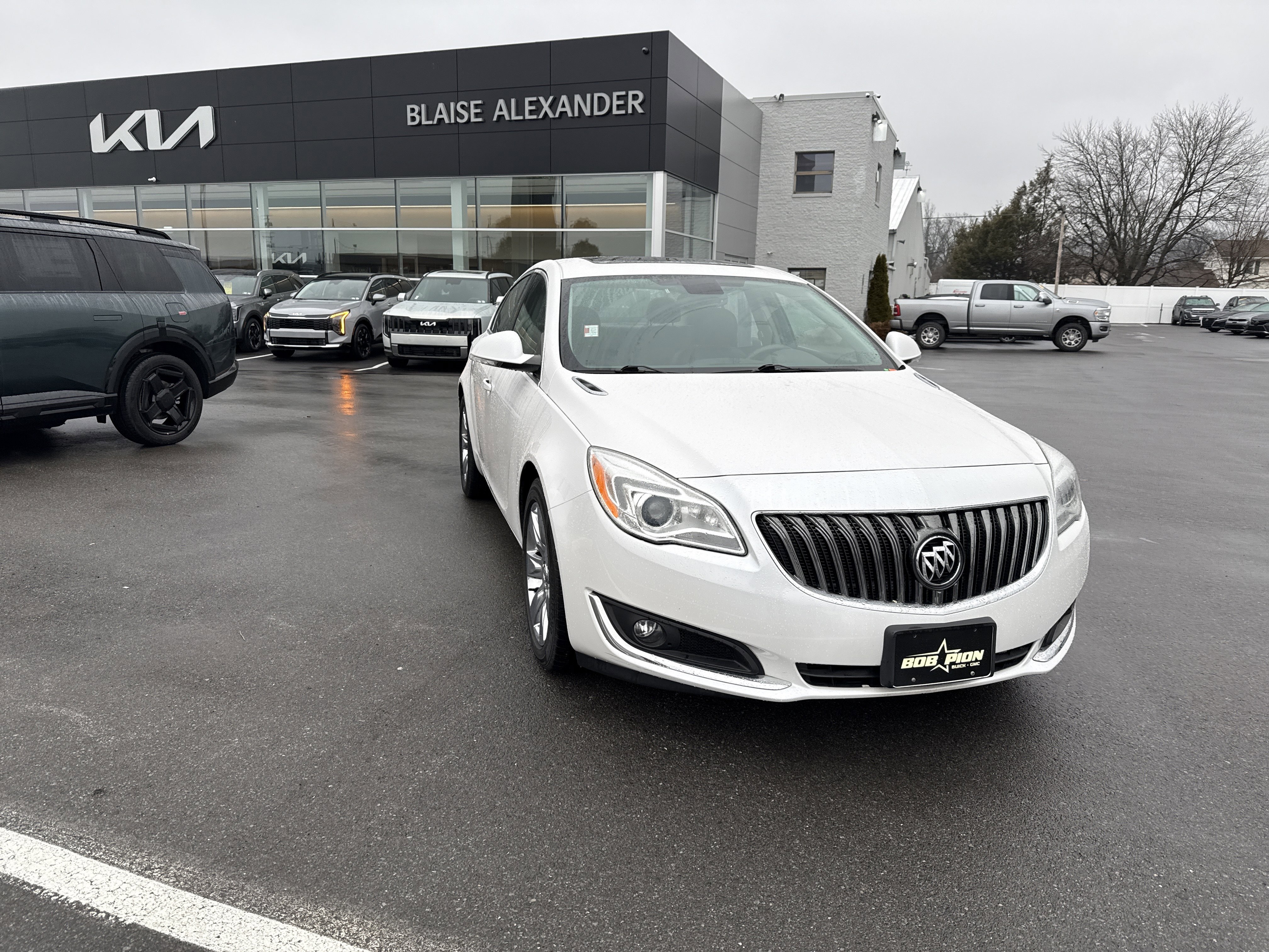 Used 2017 Buick Regal Premium image 1