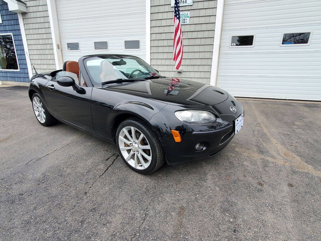 Used 2007 MAZDA MX-5 Miata Grand Touring w/ Premium Pkg RWD image 2