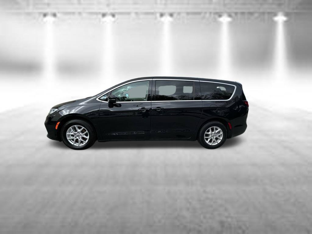 Used 2023 Chrysler Pacifica Touring-L FWD image 4