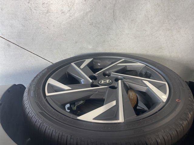 New 2025 Hyundai Elantra Limited image 31