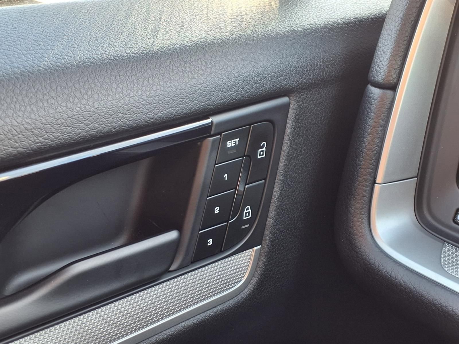 Used 2025 Porsche Cayenne image 24