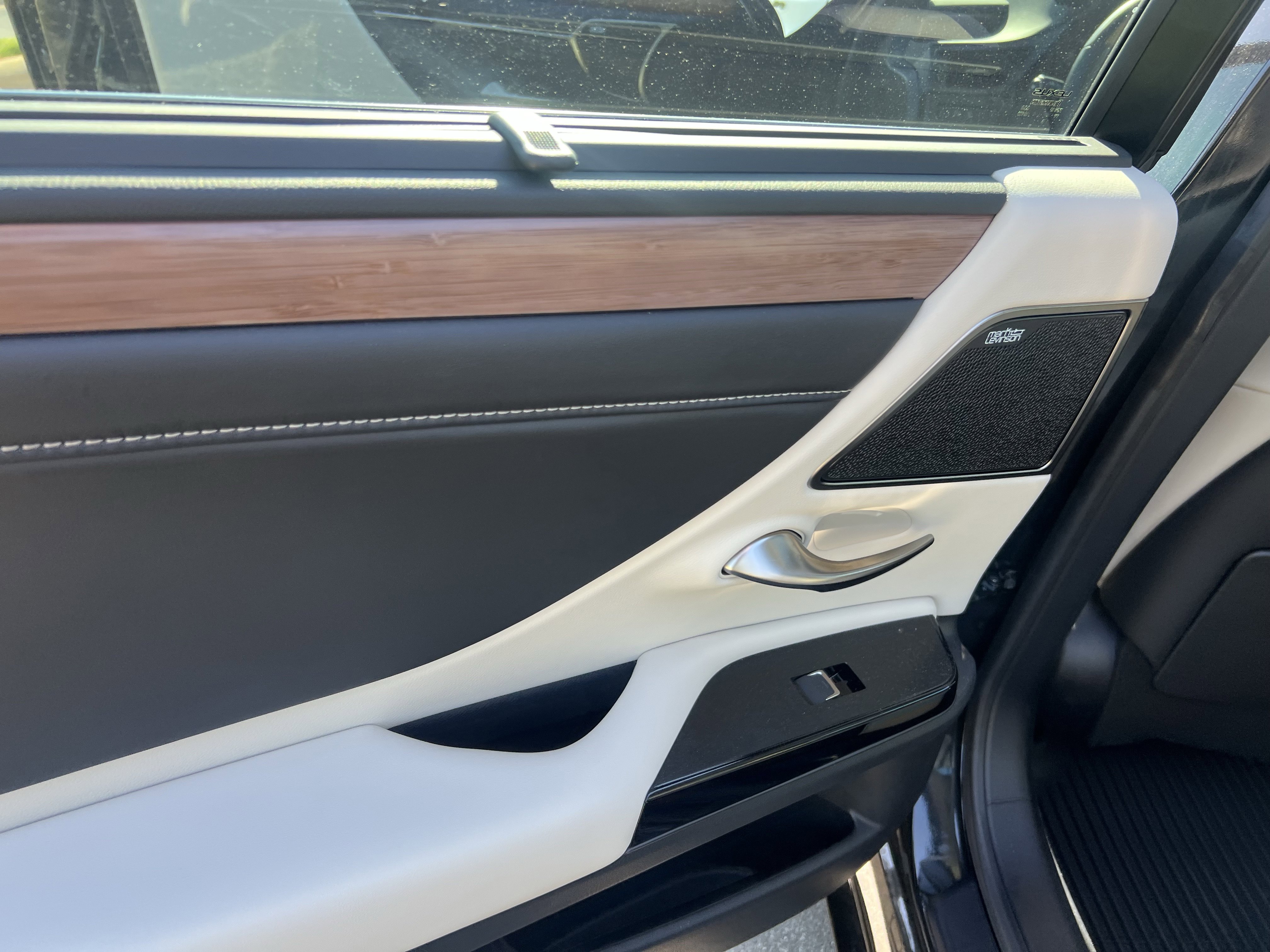 Used 2025 Lexus ES 350 Ultra Luxury w/ Accessory Package (Z2) FWD image 32