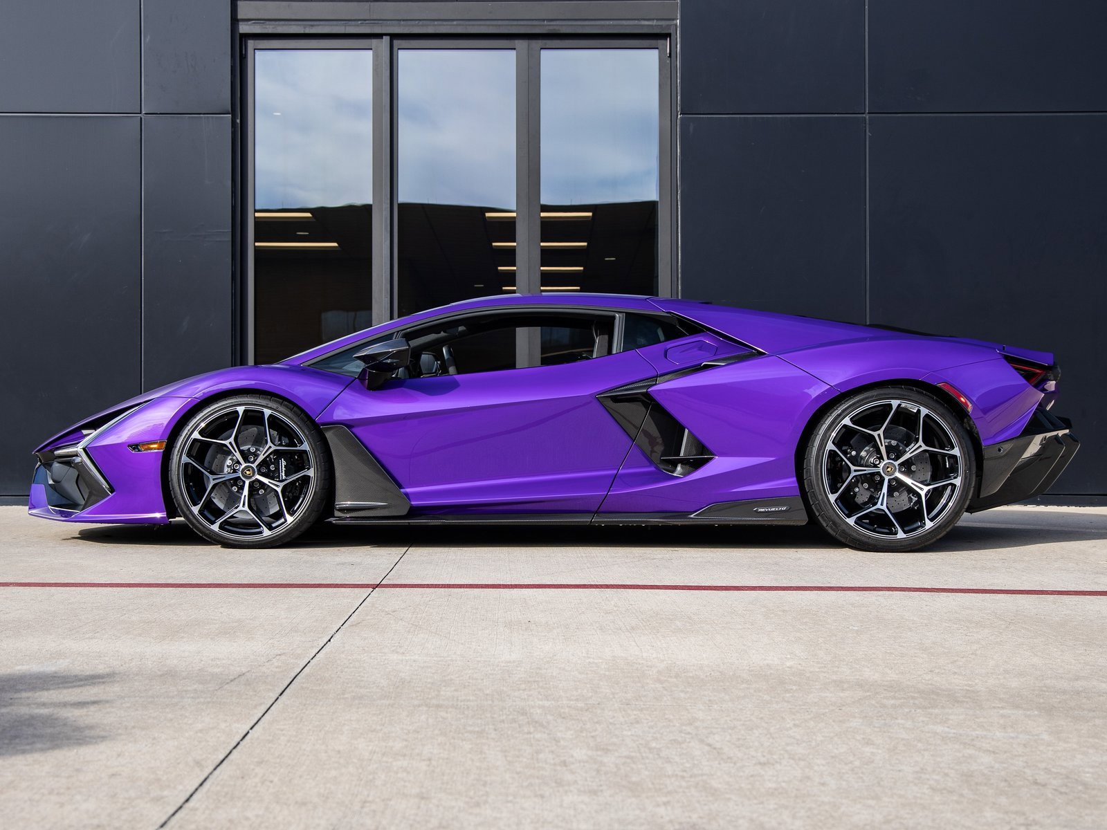 Used 2024 Lamborghini Revuelto image 10