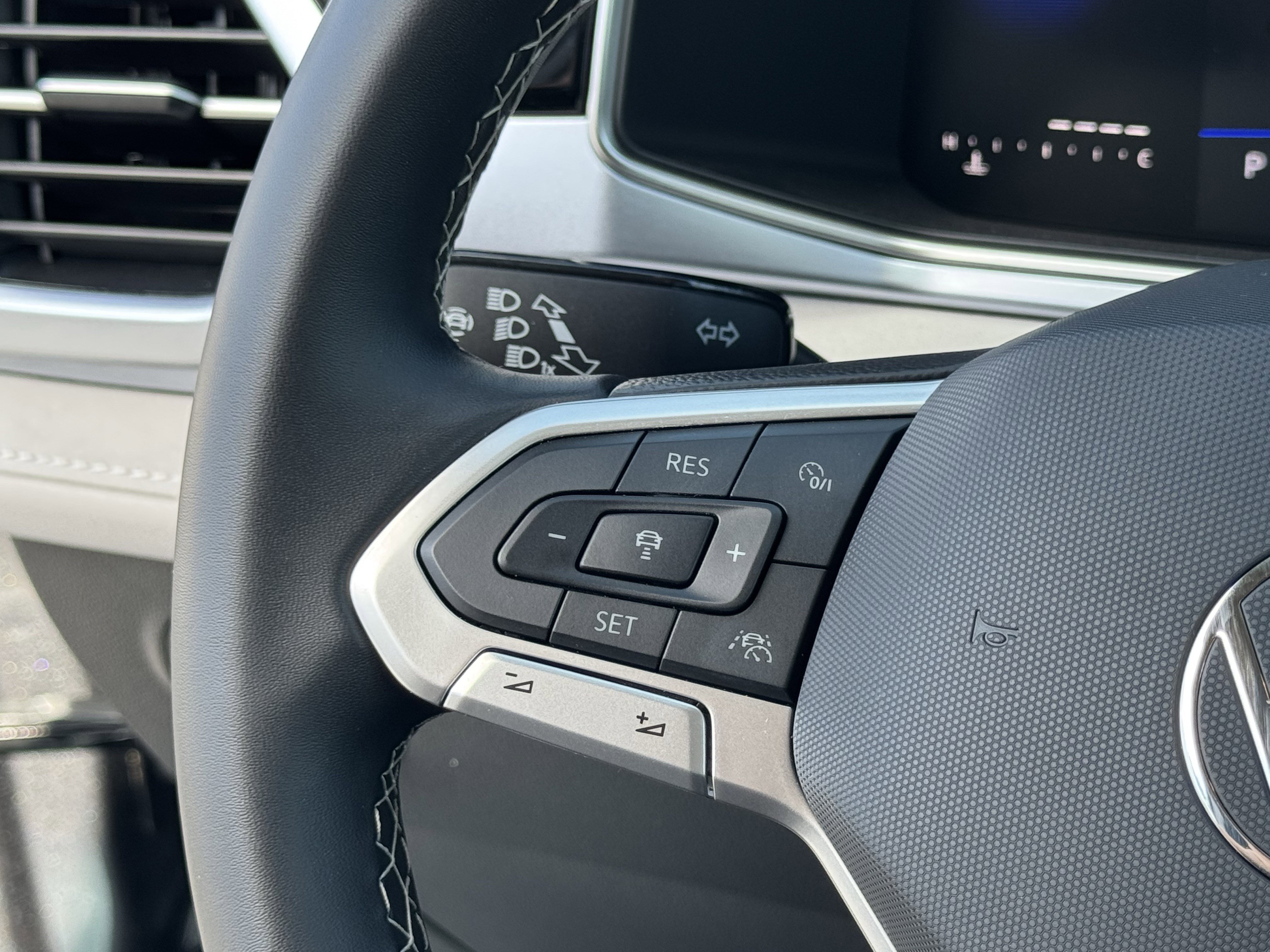 Used 2025 Volkswagen Taos SE image 21