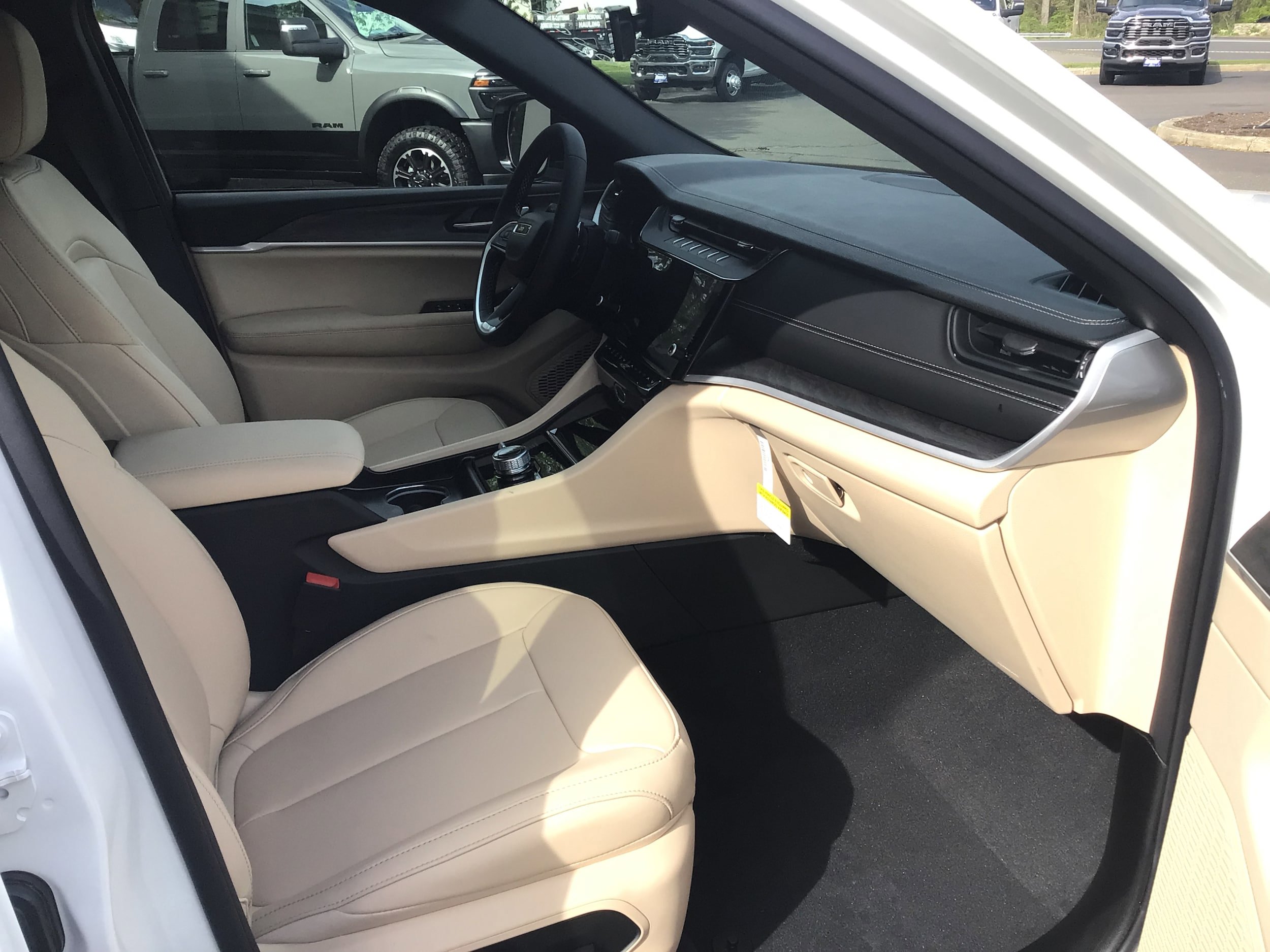 New 2026 Jeep Grand Cherokee Limited AWD/4WD image 9