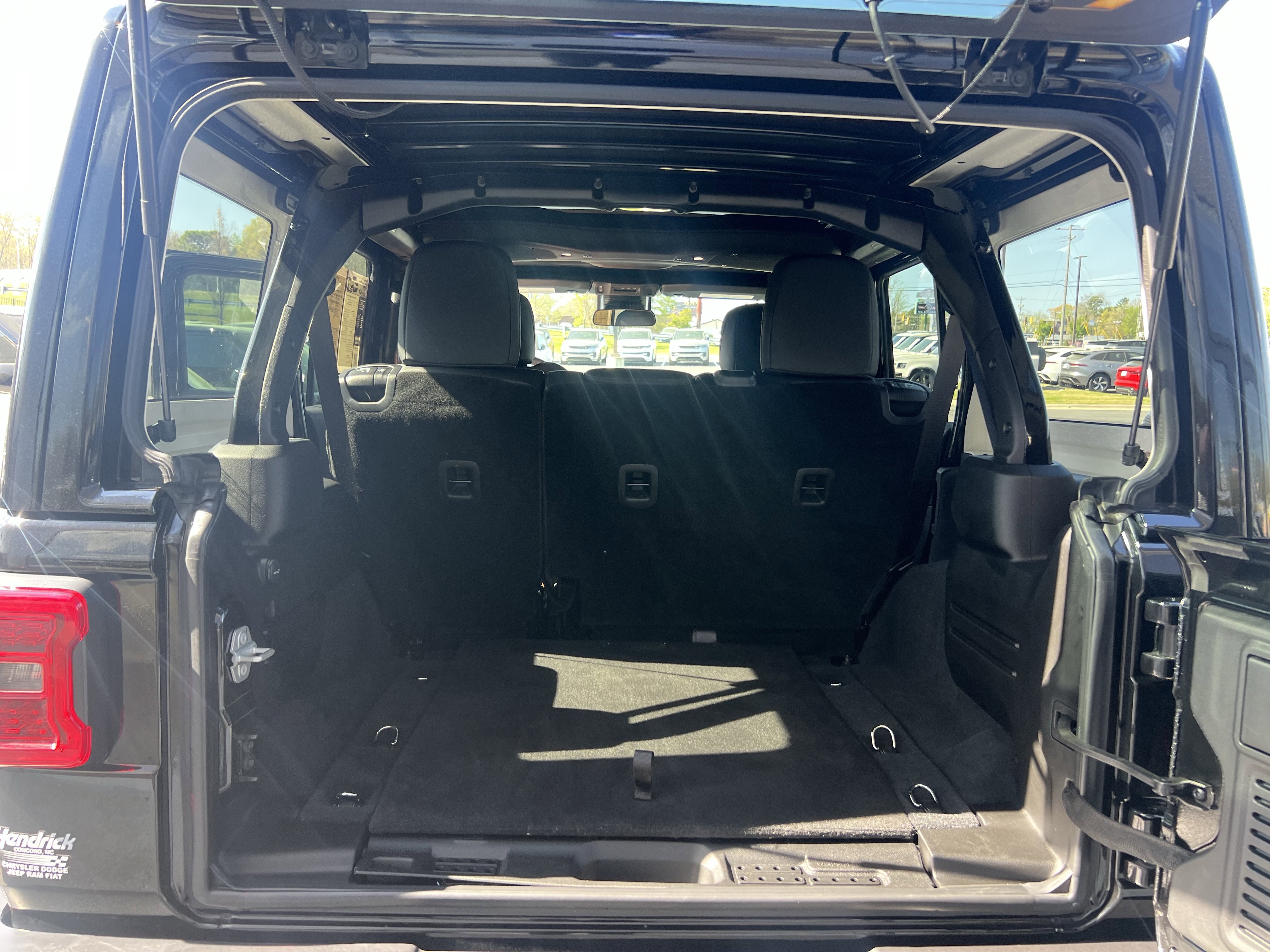 Used 2024 Jeep Wrangler Sahara image 35