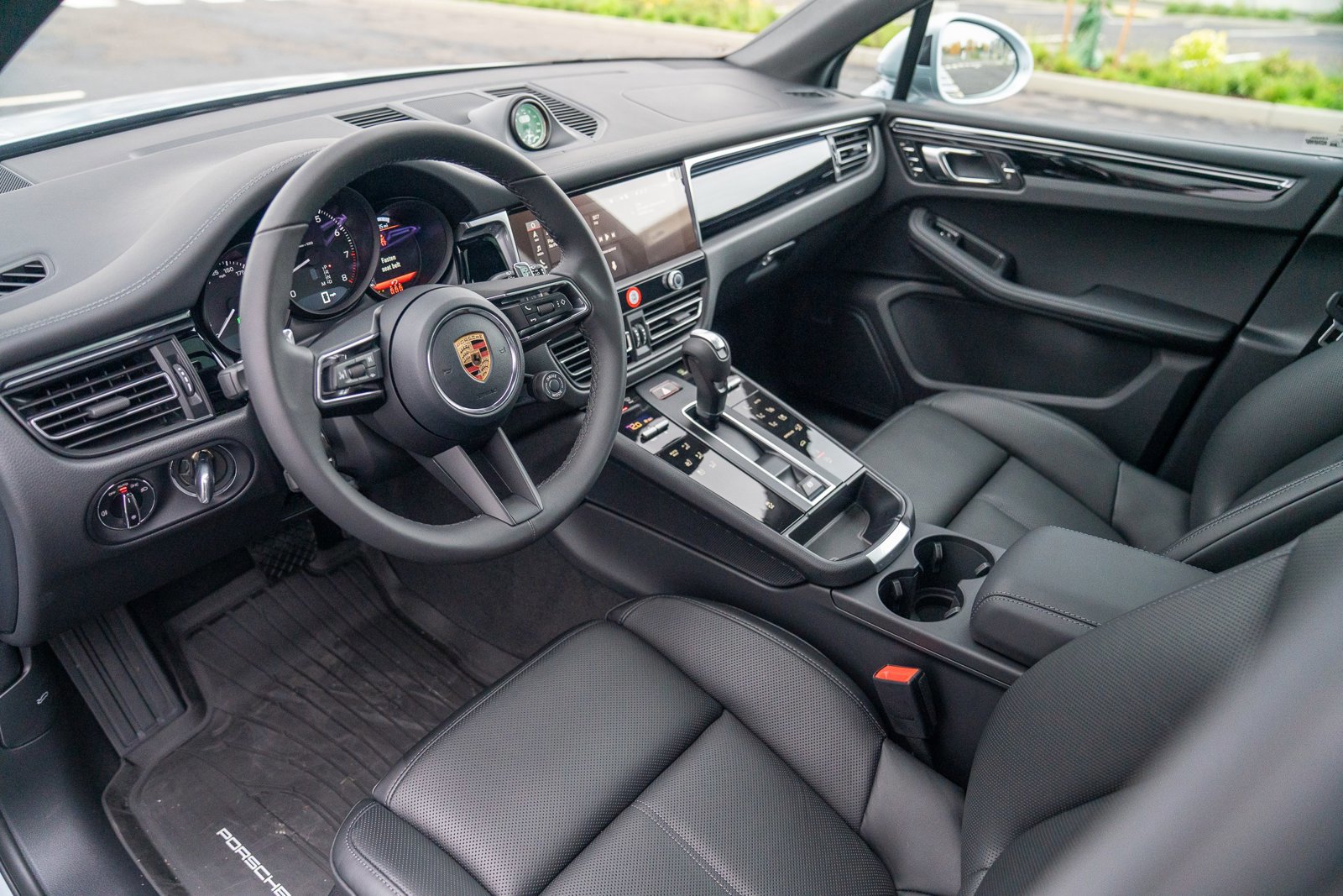 Certified 2026 Porsche Macan AWD/4WD image 4