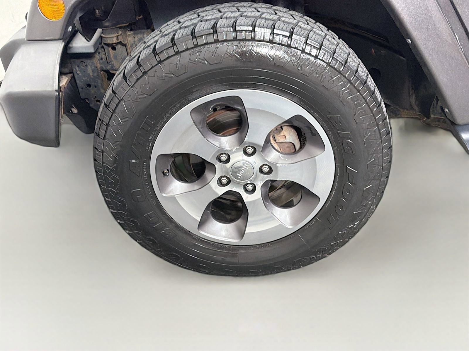 Used 2017 Jeep Wrangler Unlimited Sahara w/ Connectivity Group image 28