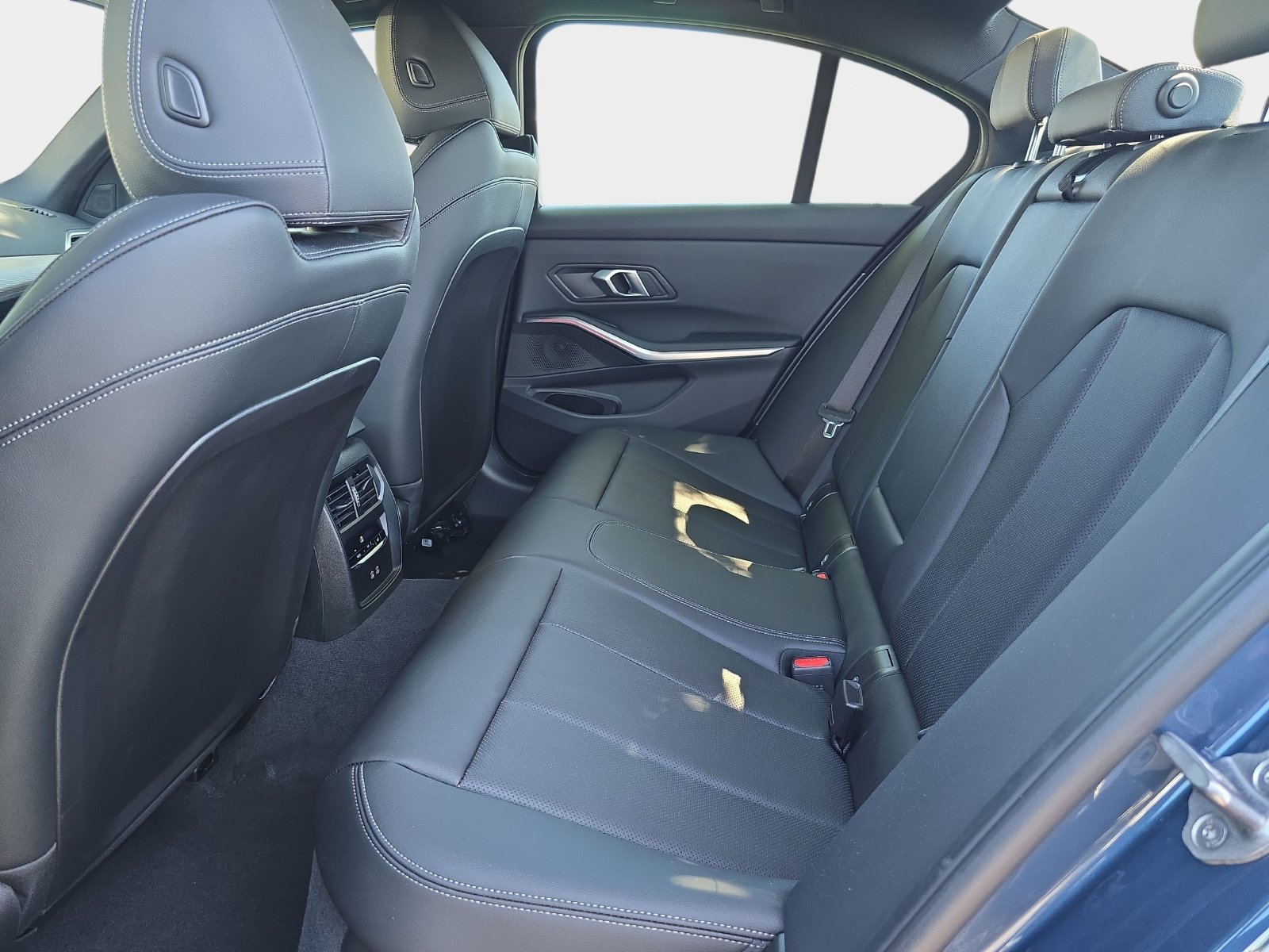 Used 2025 BMW 330i Sedan w/ Premium Package RWD image 18