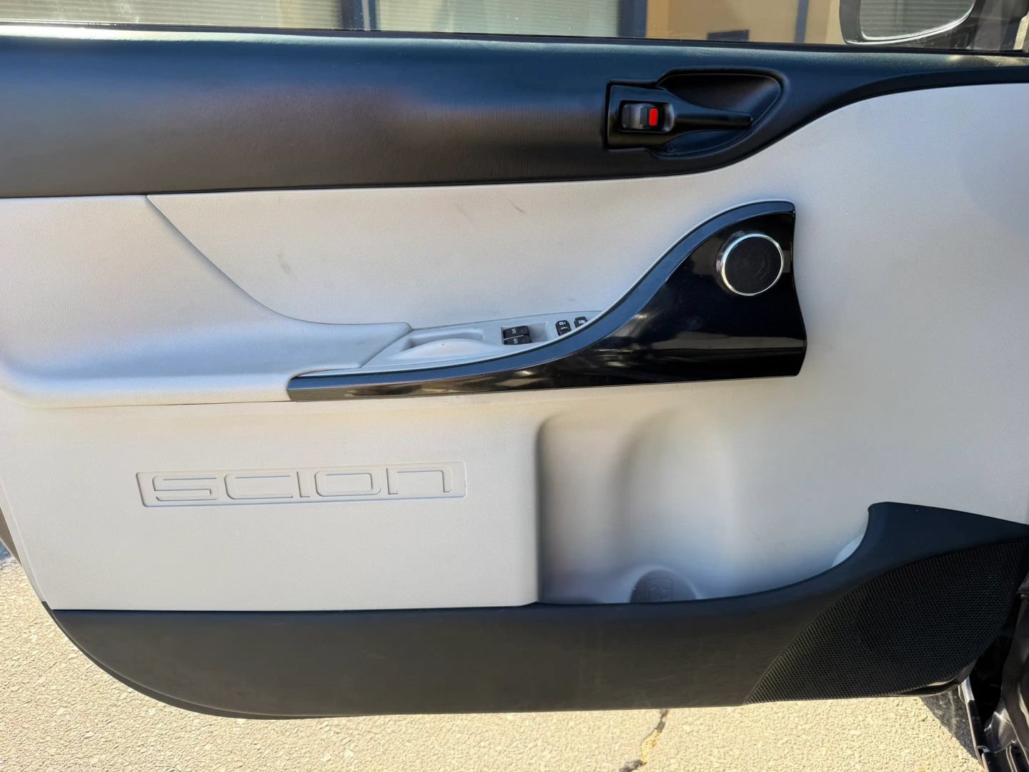 Used 2012 Scion iQ w/ Rear Speaker Pkg FWD image 9