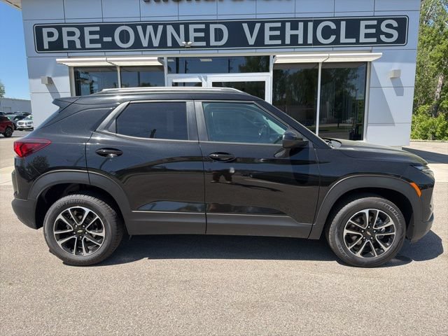 Used 2025 Chevrolet TrailBlazer LT AWD/4WD image 2