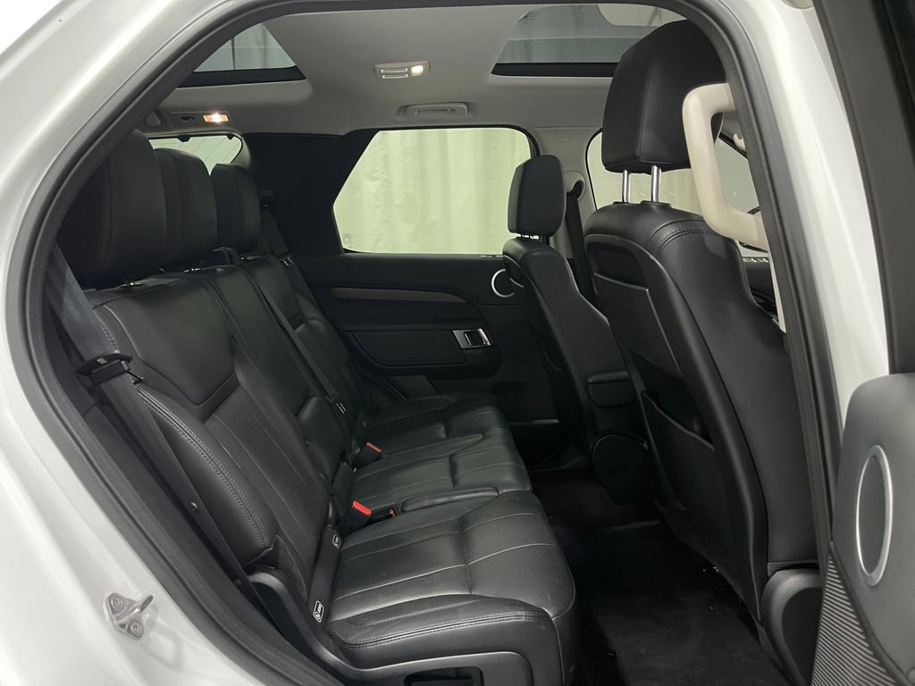 Used 2017 Land Rover Discovery SE image 33