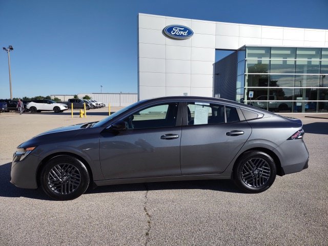 Used 2027 Nissan Sentra SV FWD image 2
