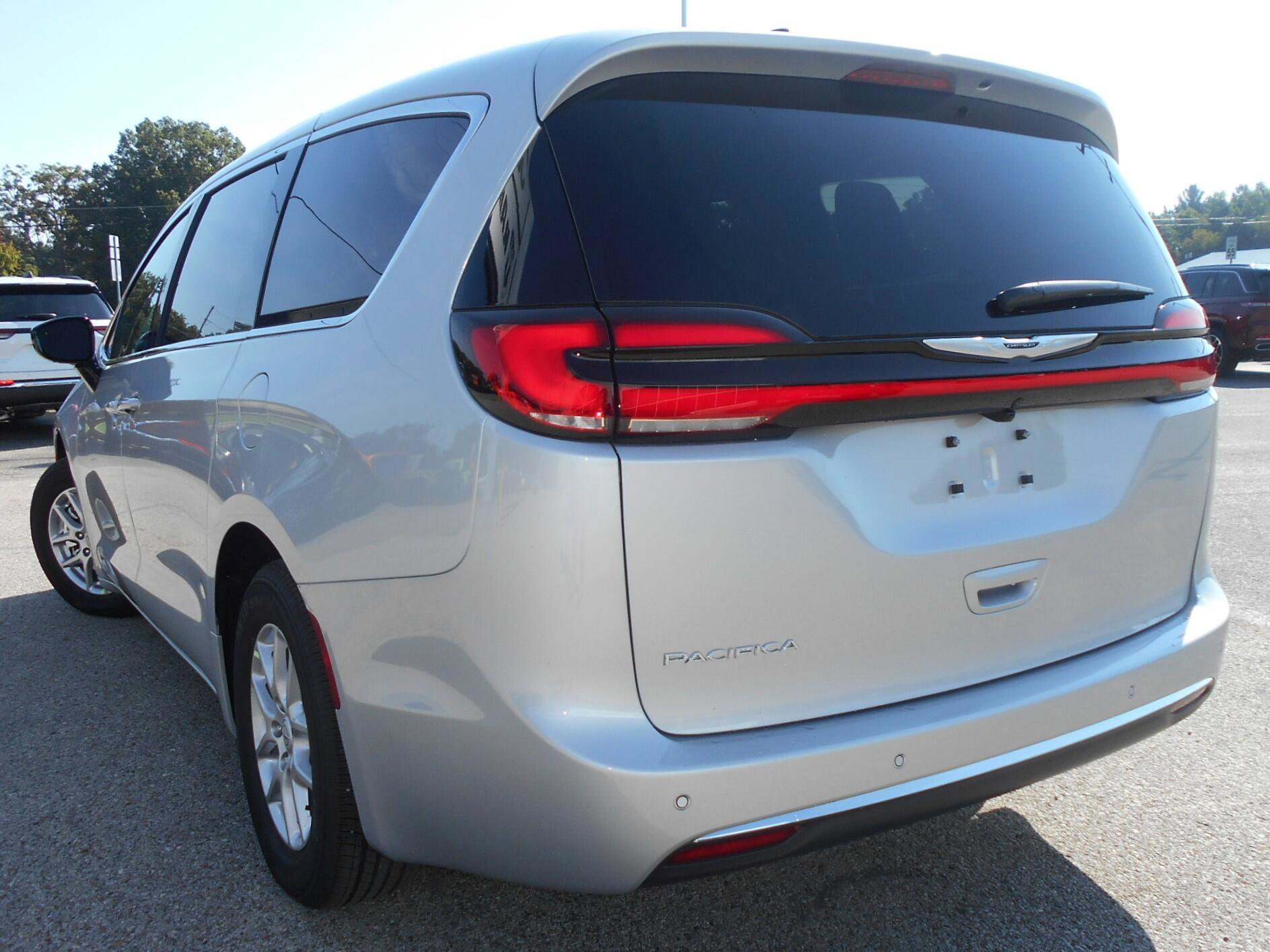 New 2026 Chrysler Pacifica Select image 3