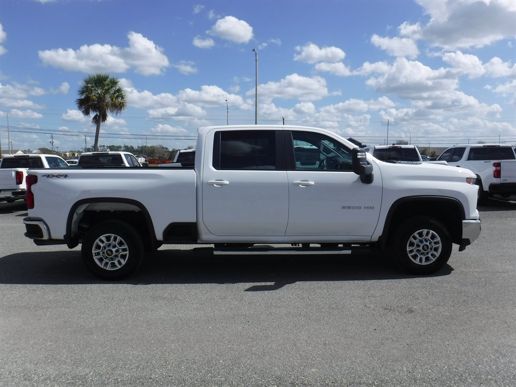 Used 2024 Chevrolet Silverado 2500 LT AWD/4WD image 3
