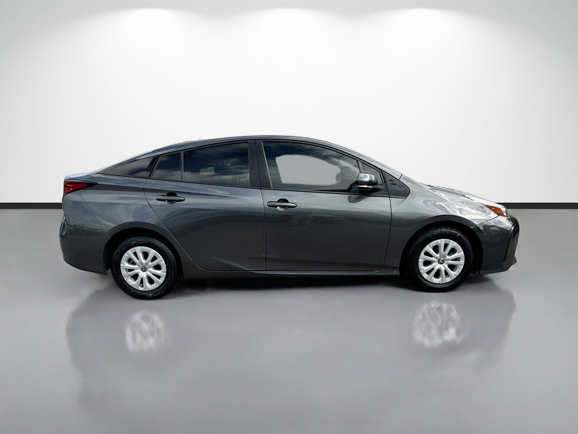 Used 2022 Toyota Prius L Eco image 2