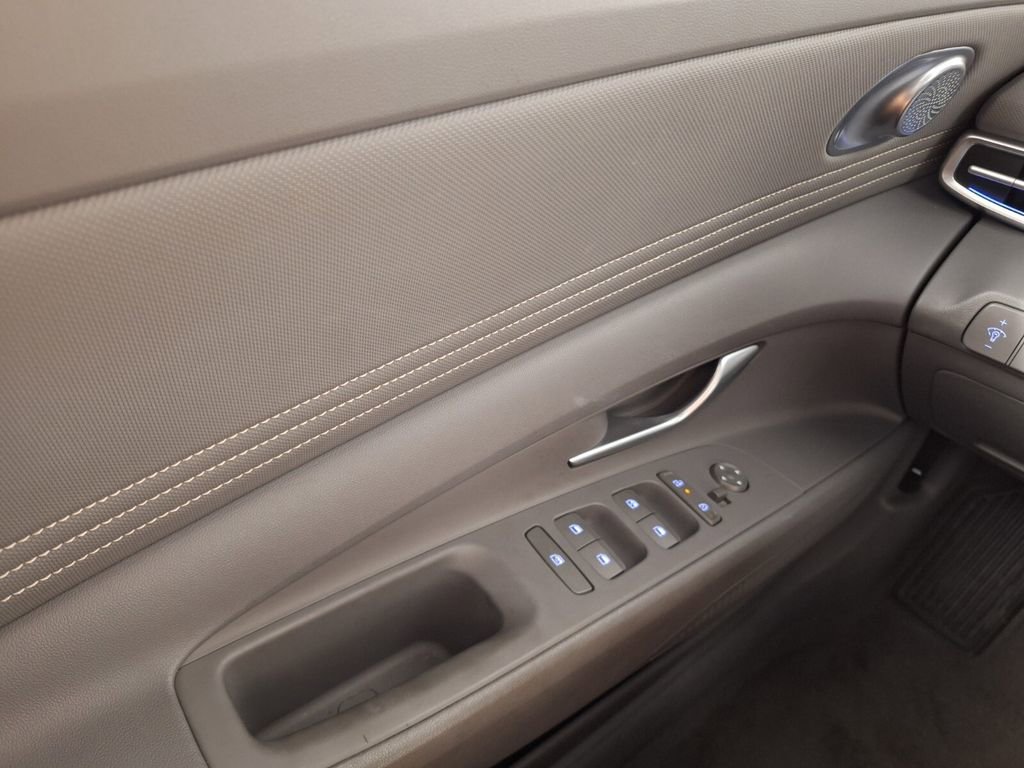 Used 2025 Hyundai Elantra SEL FWD image 18