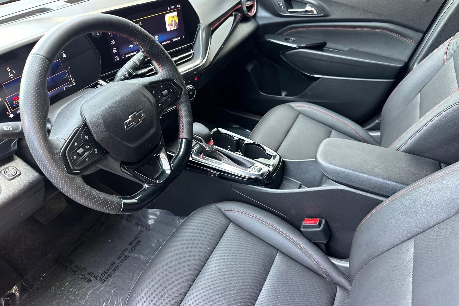 Used 2025 Chevrolet Trax RS w/ Sunroof Package image 4