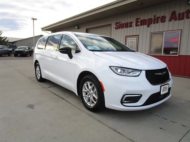 Used 2024 Chrysler Pacifica Touring-L image 3
