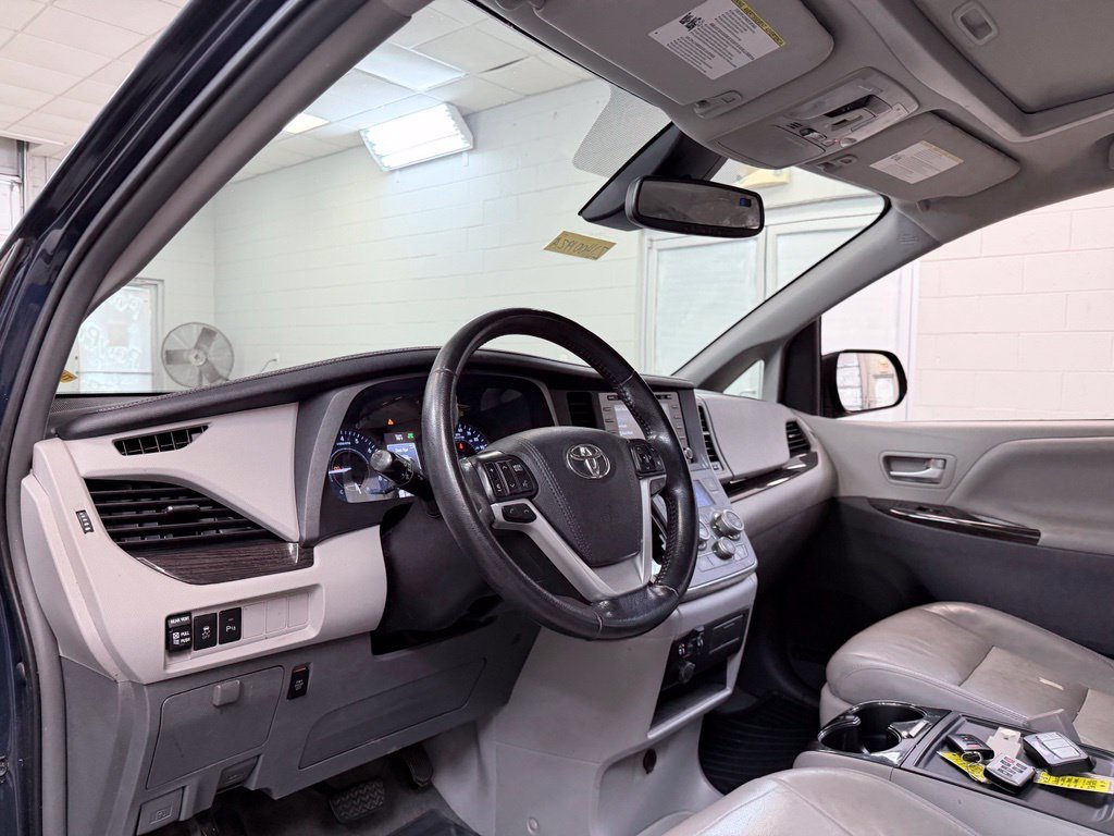 Used 2018 Toyota Sienna XLE w/ XLE Navigation Package FWD image 14