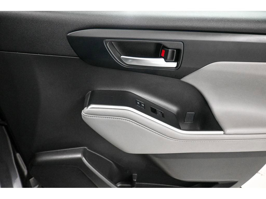 Used 2023 Toyota Highlander XLE image 17