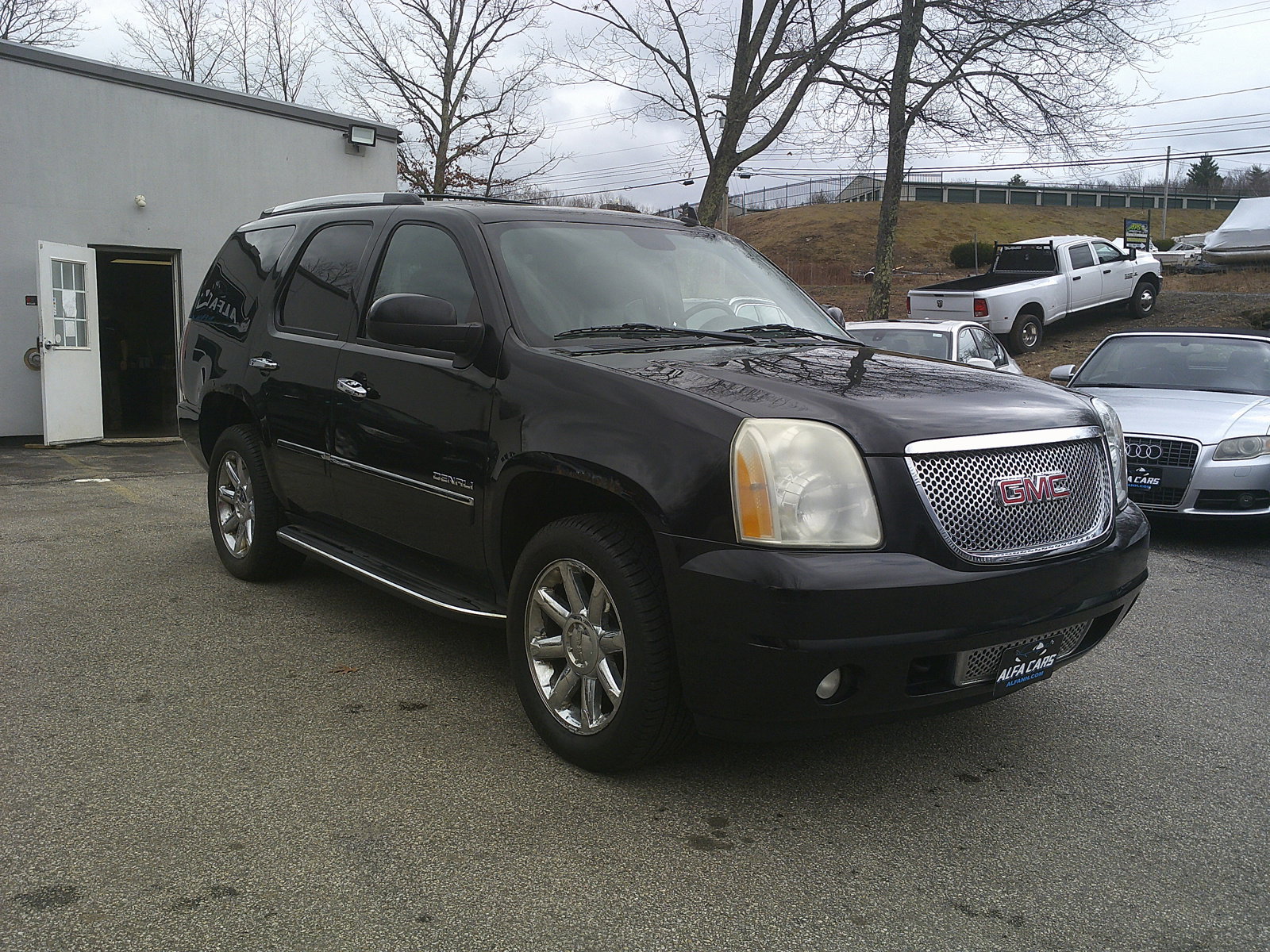 Used 2011 GMC Yukon Denali image 3