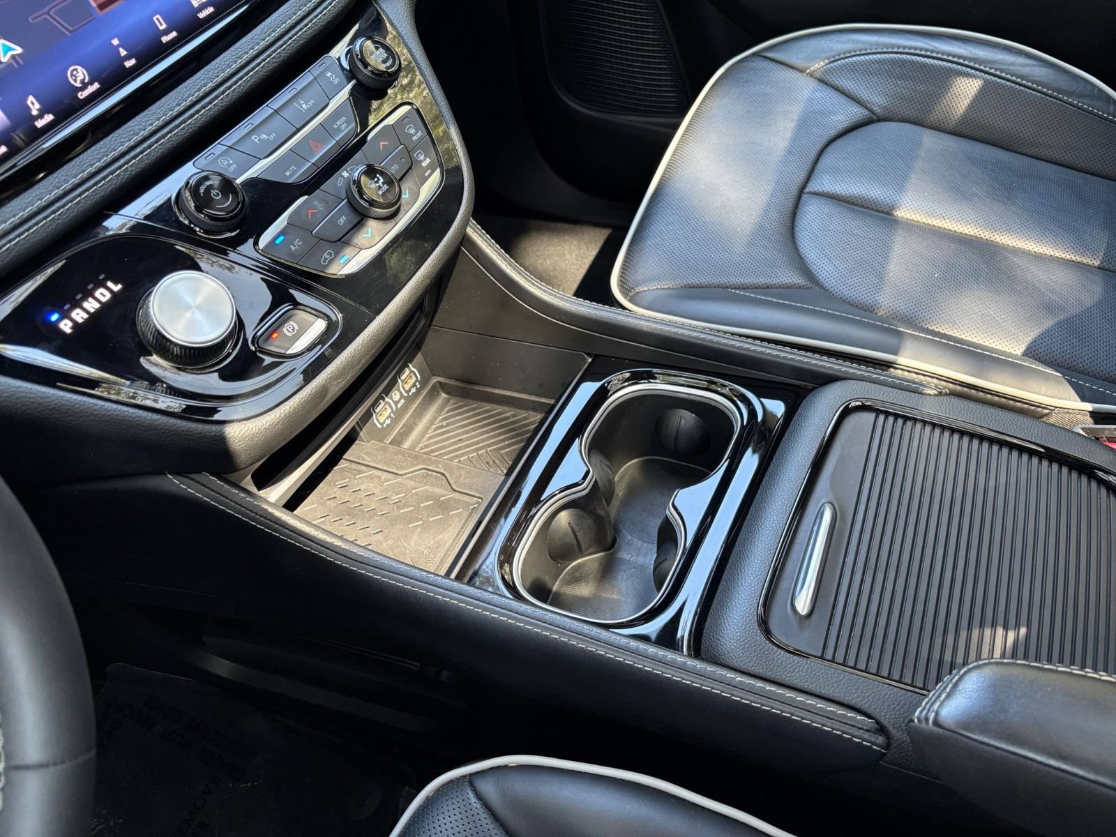 Used 2025 Chrysler Pacifica Limited FWD image 45