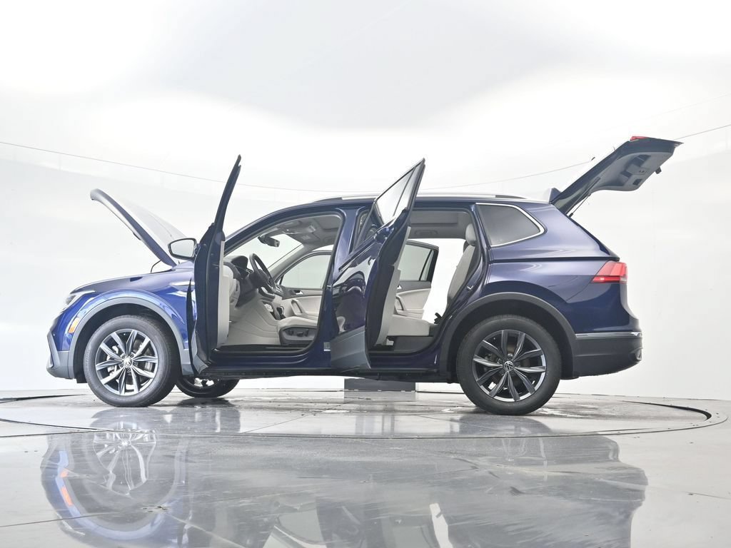 Used 2023 Volkswagen Tiguan SE w/ Panoramic Sunroof Package FWD image 44