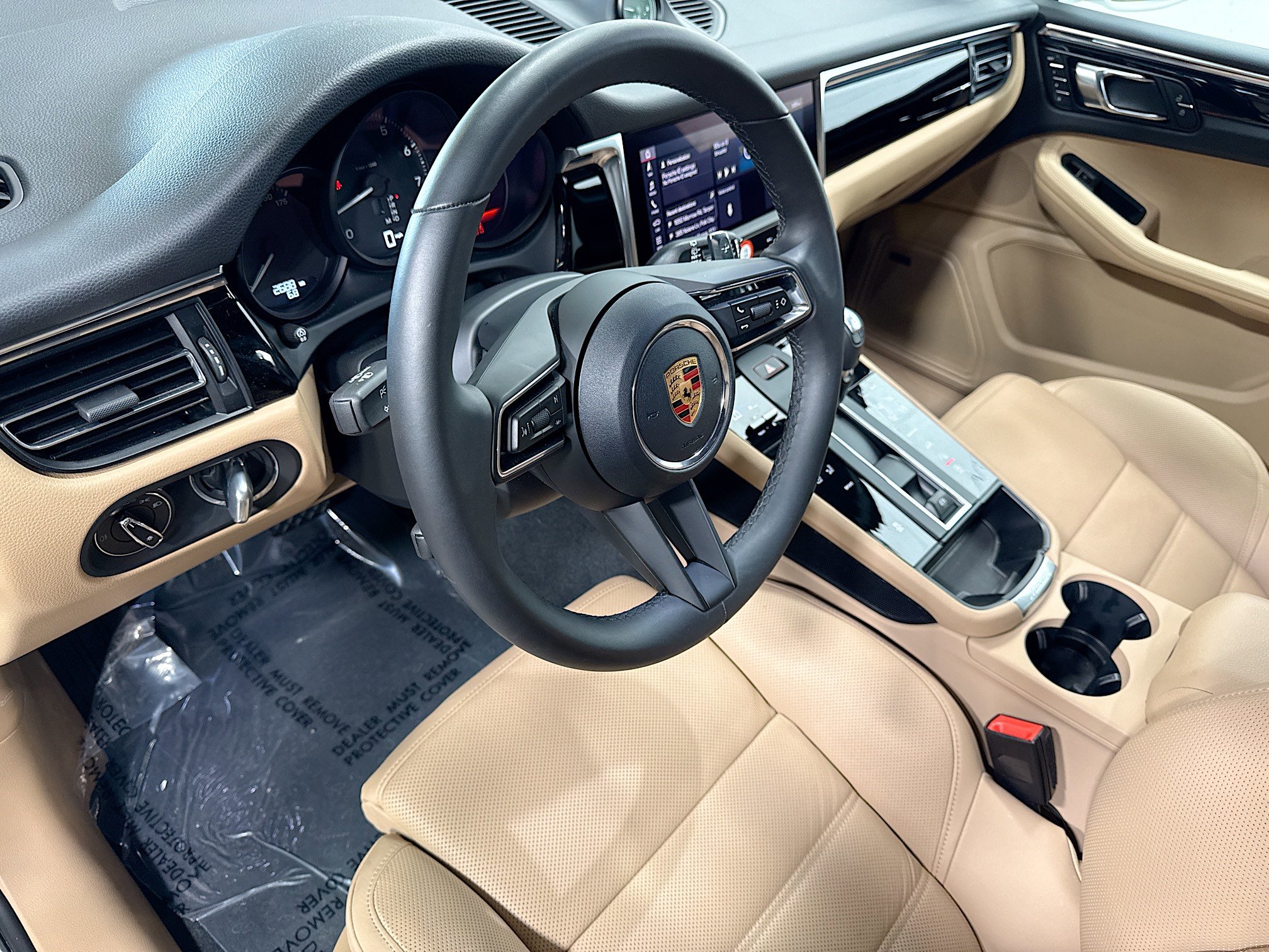 Certified 2026 Porsche Macan AWD/4WD image 4