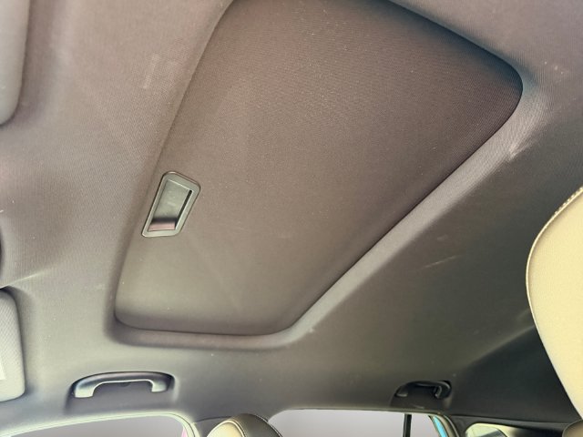 Used 2025 Chevrolet Trax RS w/ Sunroof Package FWD image 12