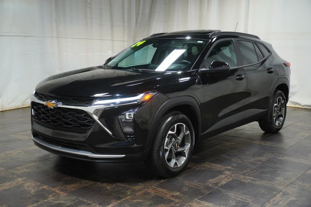 Used 2024 Chevrolet Trax LT w/ Sunroof Package FWD image 2