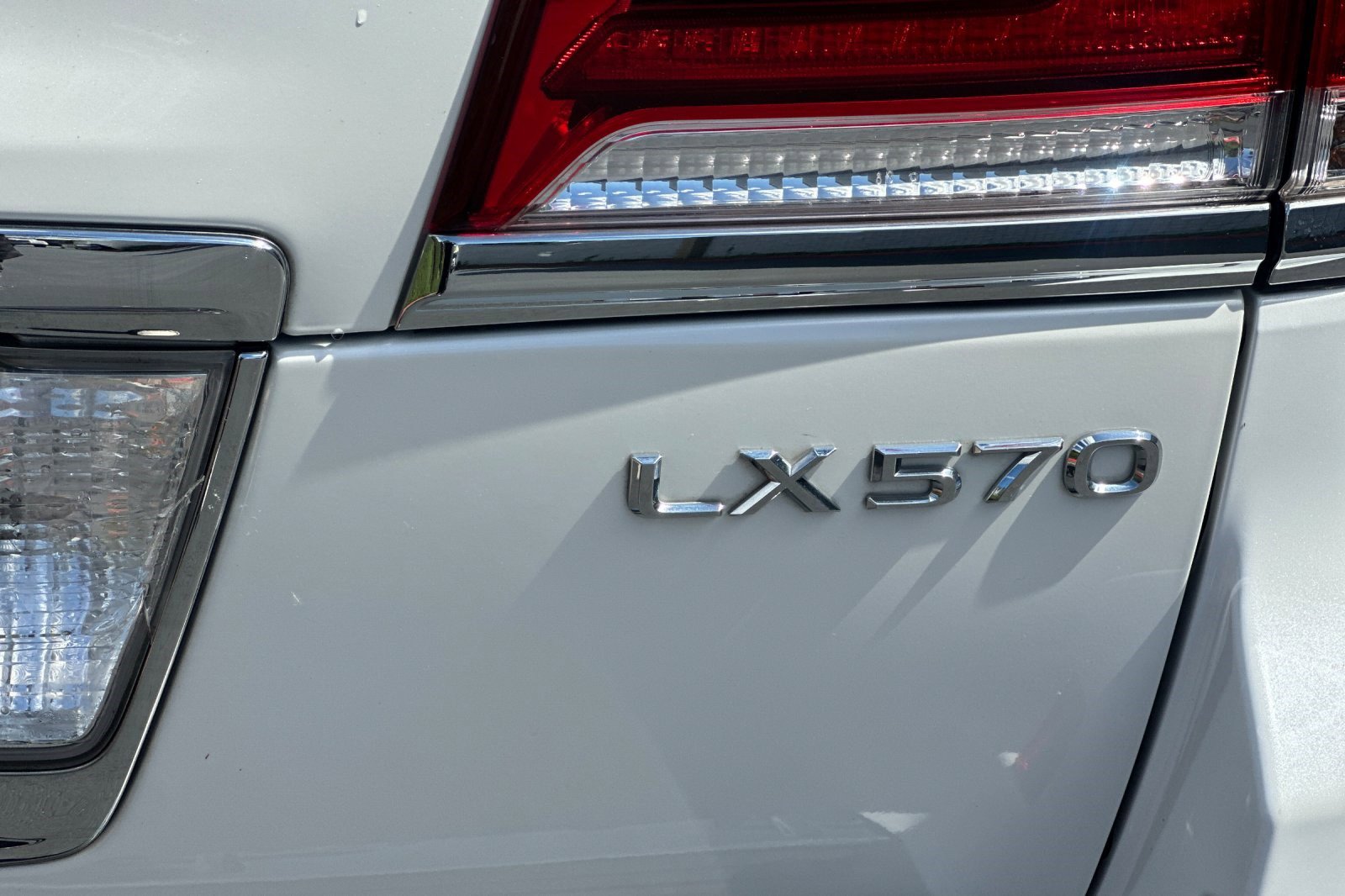 Used 2015 Lexus LX 570 4WD w/ Luxury Package image 40