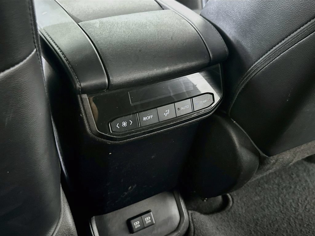 Used 2021 Toyota Highlander XLE FWD image 33