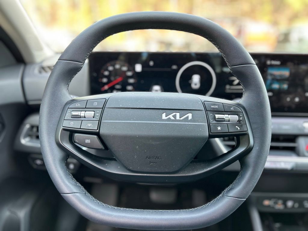 Used 2025 Kia K4 EX image 12