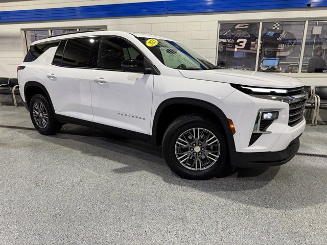 Used 2025 Chevrolet Traverse LT image 2