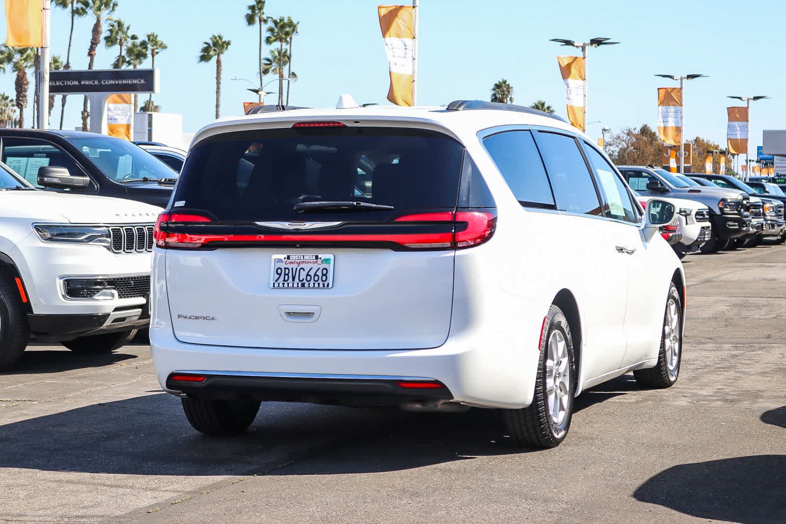 Used 2022 Chrysler Pacifica Touring-L FWD image 4