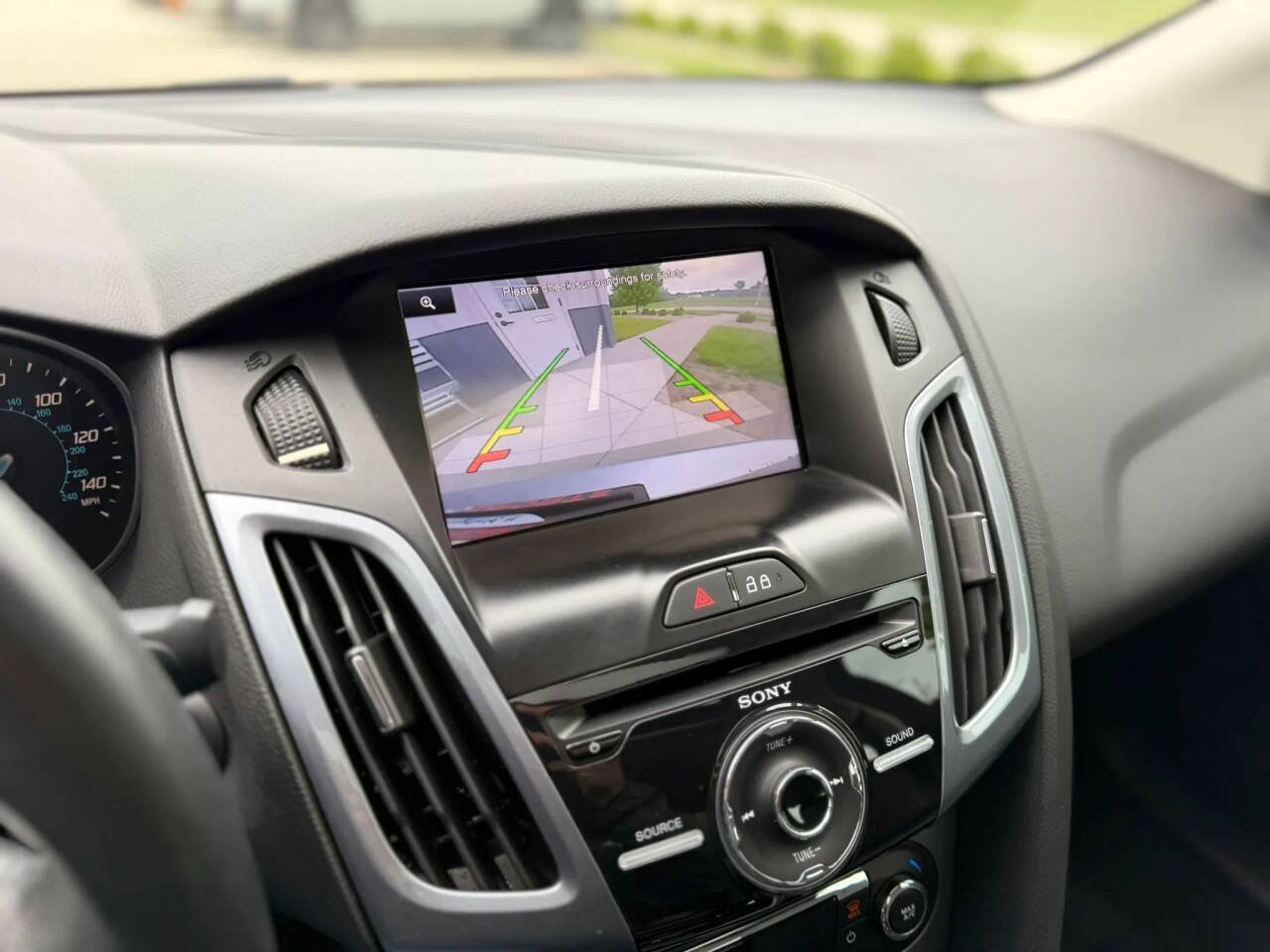 Used 2014 Ford Focus Titanium FWD image 21