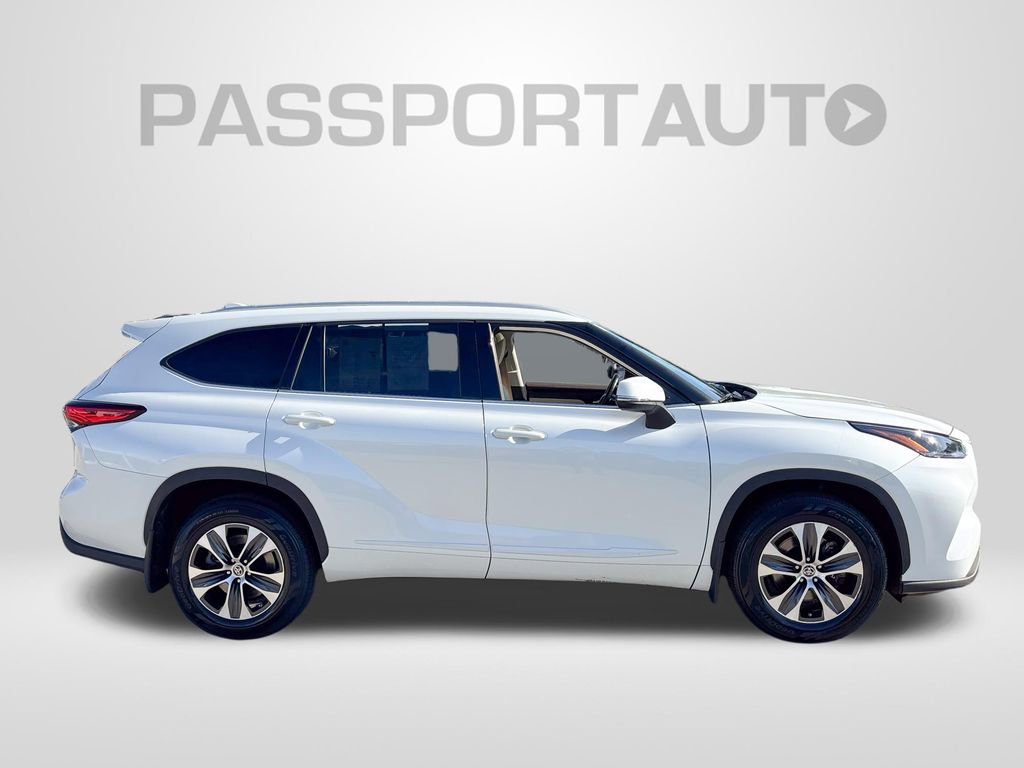Used 2022 Toyota Highlander XLE AWD/4WD image 9