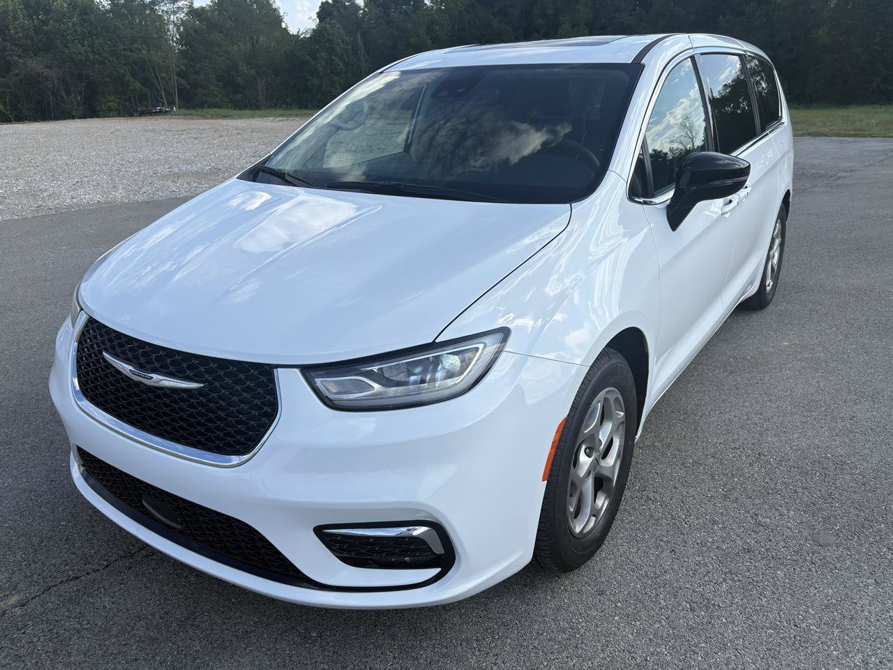 Used 2024 Chrysler Pacifica Limited FWD image 7
