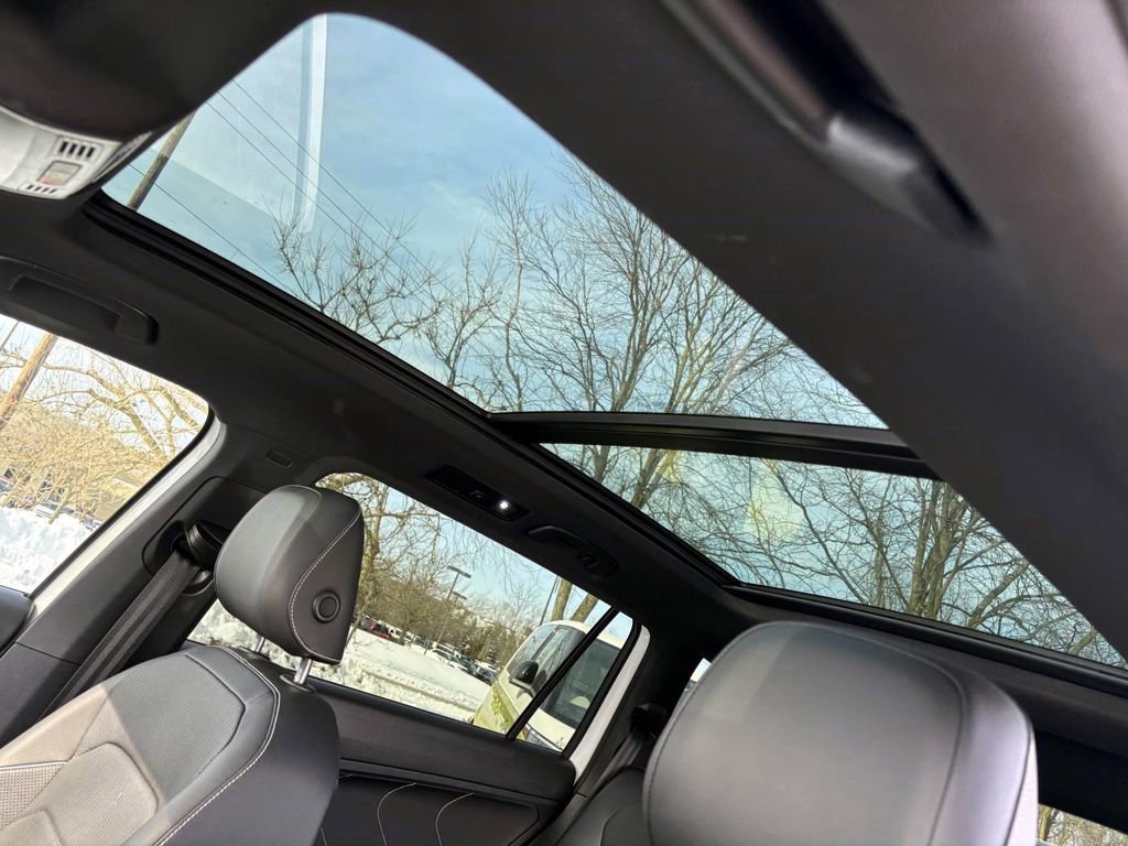 Used 2022 Volkswagen Tiguan SEL R-Line image 25