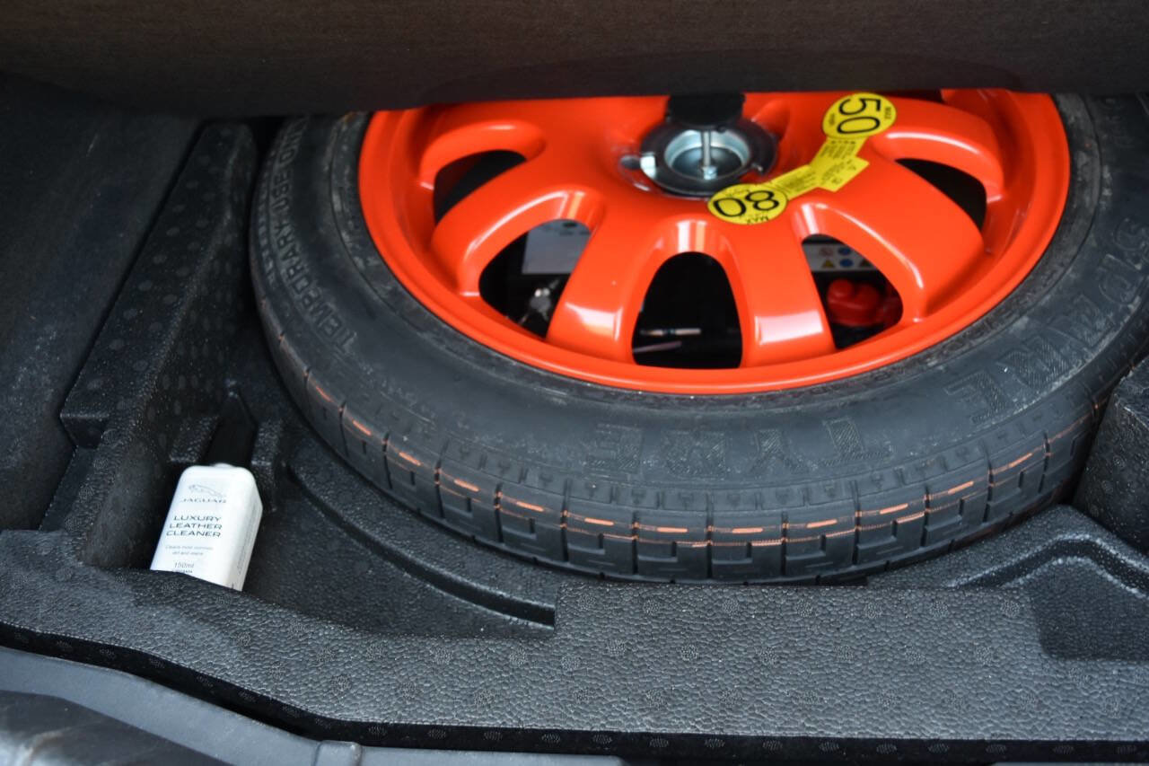 Used 2017 Jaguar XF Premium image 32