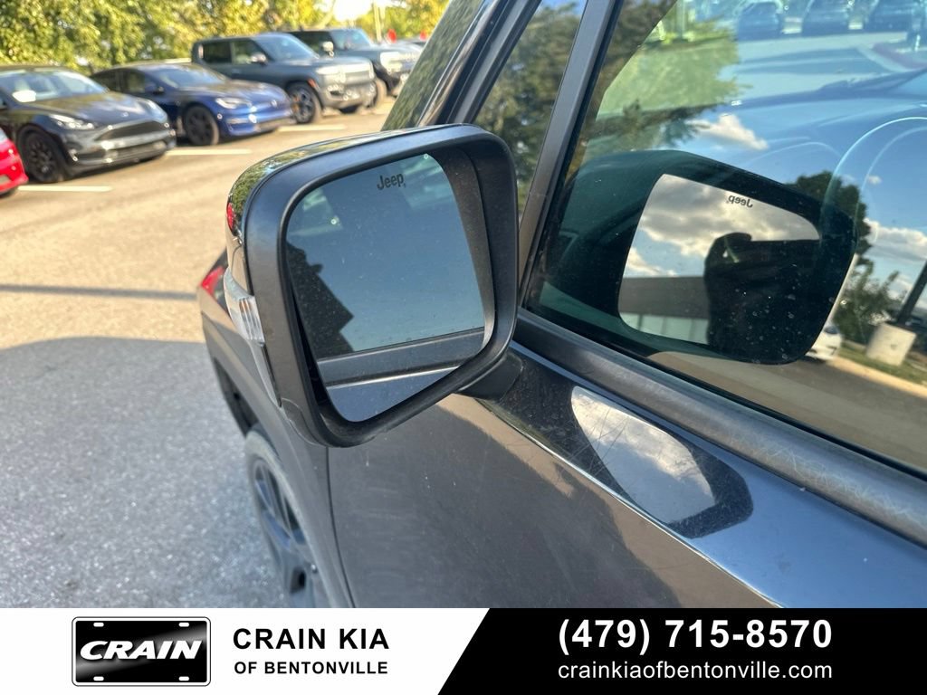 Used 2016 Jeep Renegade Latitude AWD/4WD image 10