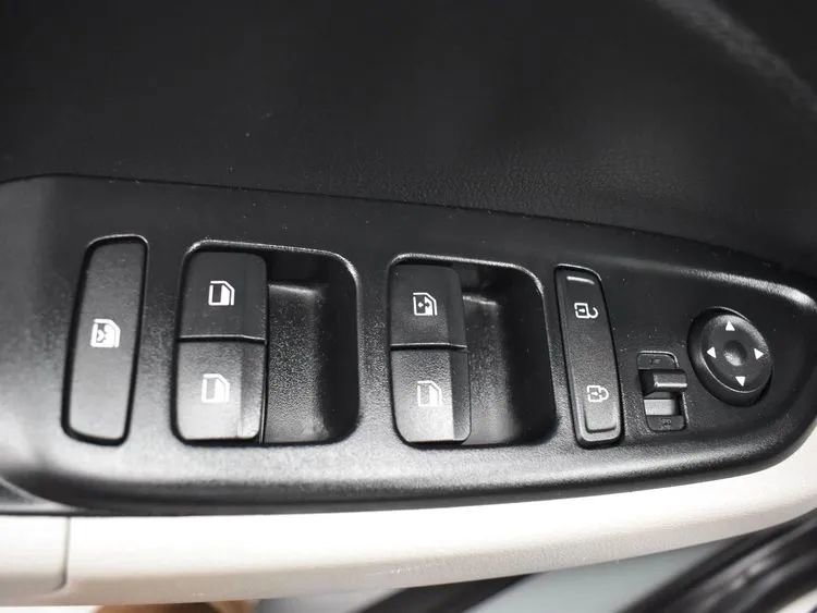 Used 2025 Hyundai Venue SEL image 22