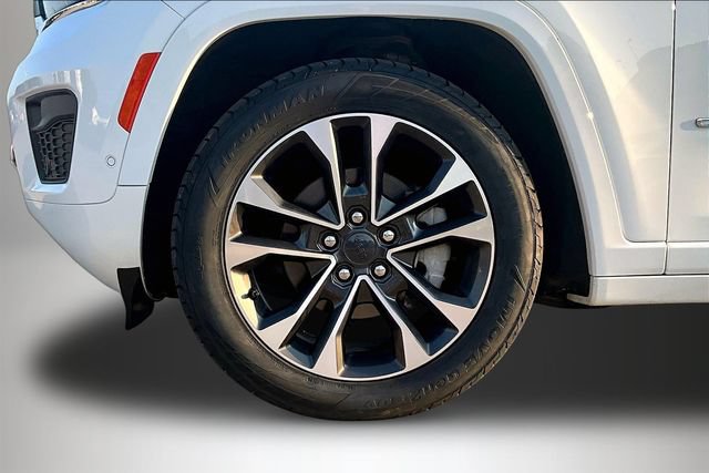 Used 2023 Jeep Grand Cherokee Overland AWD/4WD image 34