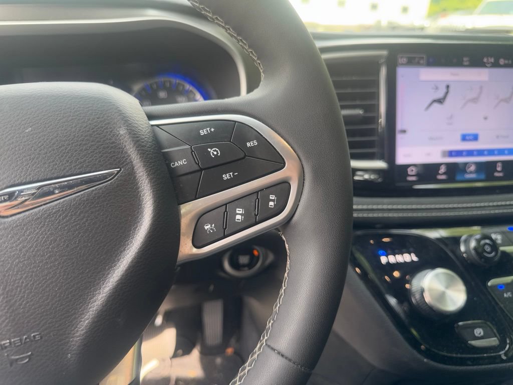 Used 2025 Chrysler Pacifica Select AWD/4WD image 15
