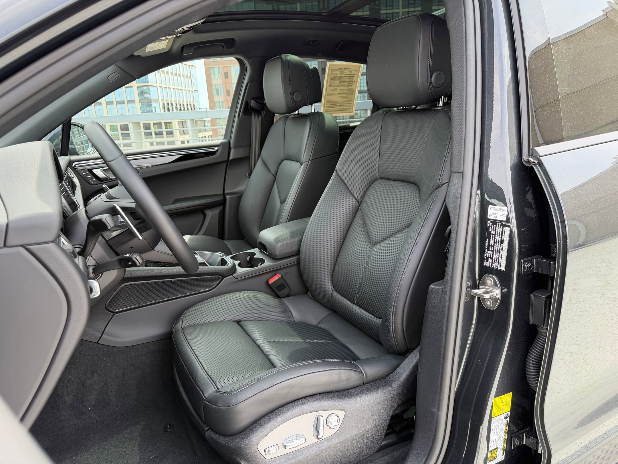 Certified 2026 Porsche Macan AWD/4WD image 5
